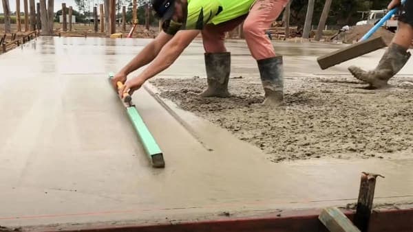 Screeding